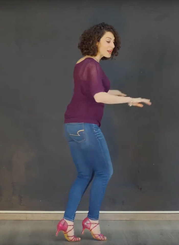 המדריך מדגים תנועות בסיסיות לקבוצה שמשתתפת בקורס סלסה און ליין, הכל מהנוחות של הסלון