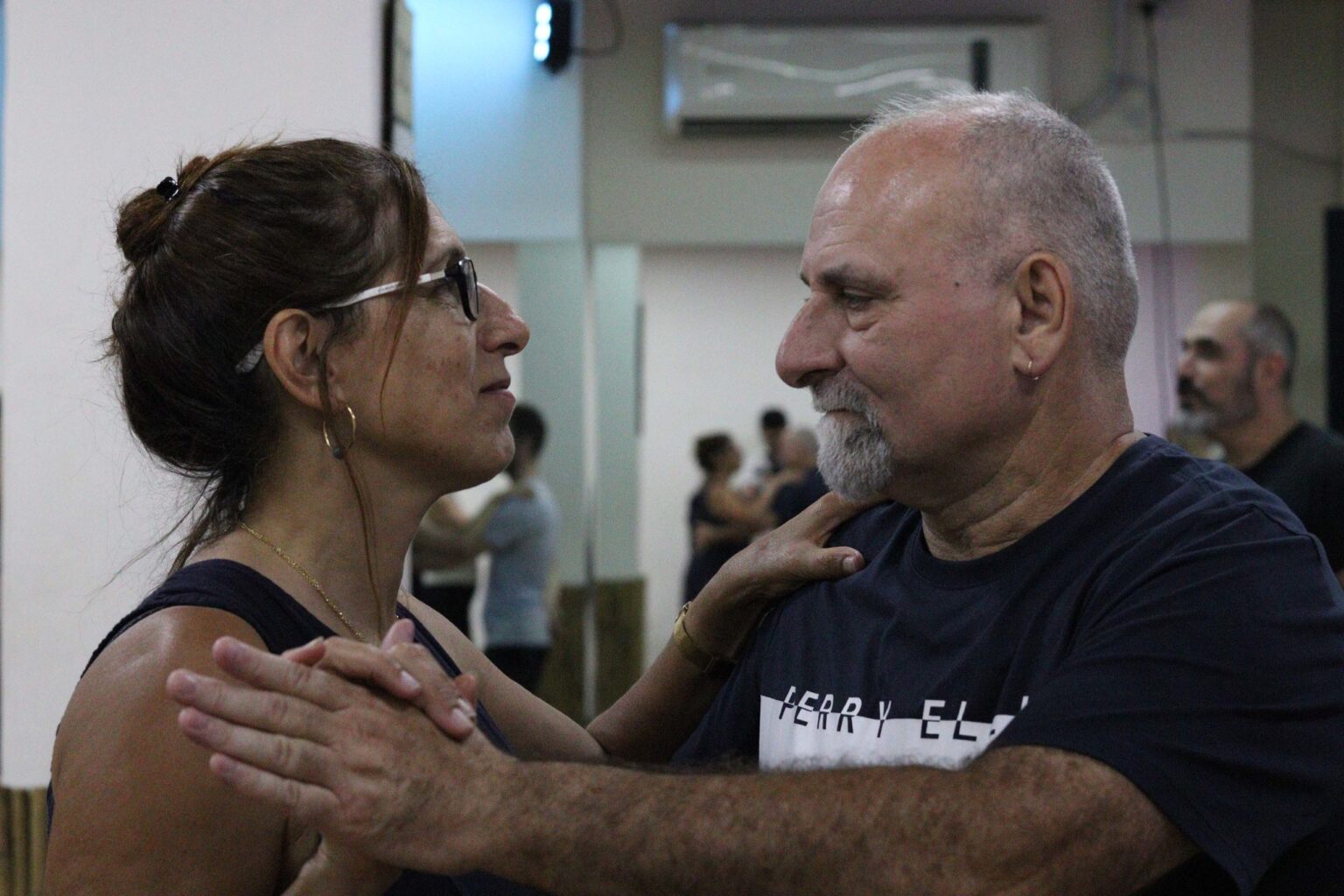 הלימוד של ריקודים לטיניים לנשים דורש סבלנות ותרגול כדי לפתח את תחושת הקצב הנכונה.
