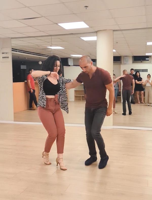 דייט ביתי לזוגות עם רעיונות לפעילות משותפת