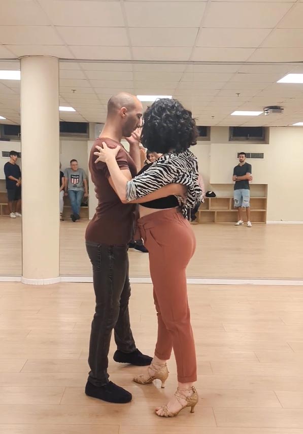 זוג מנסה פעילות חדשה ומקורית למפגש.